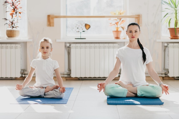 mamma e figlia fanno yoga