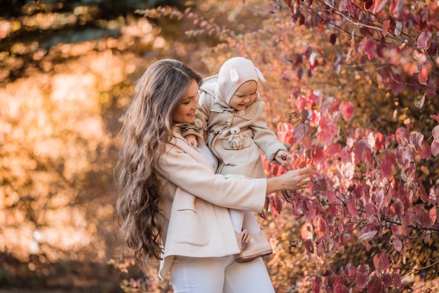 mamma e figlia in autunno Parco per una passeggiata