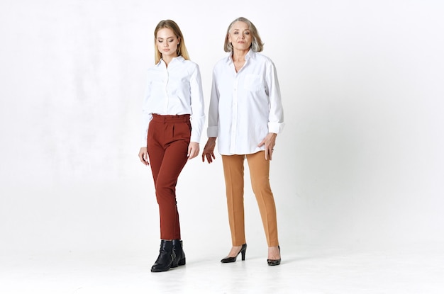 Mamma e figlia in camicie bianche sono in piedi accanto a uno stile di vita divertente in famiglia