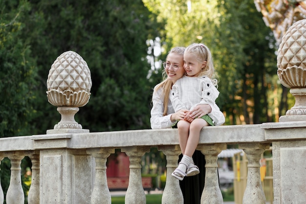 Mamma e figlia in estate in una passeggiata nel parco