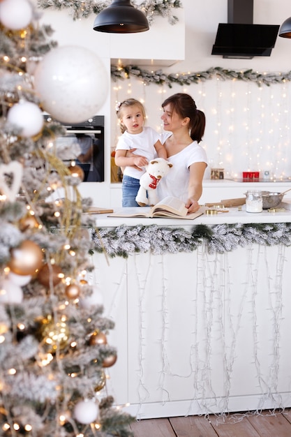 Mamma e figlia insieme in cucina