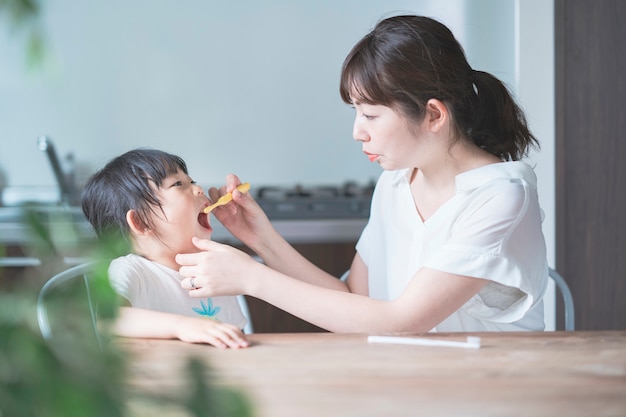 Mamma e figlia lavarsi i denti