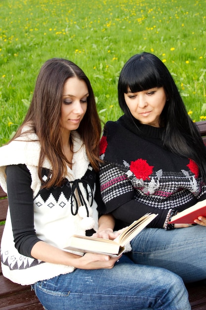 Mamma e figlia leggendo un libro