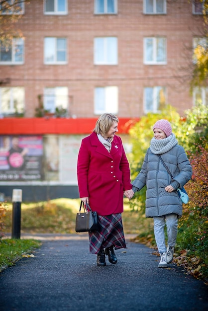 Mamma e figlia nella città d'autunno