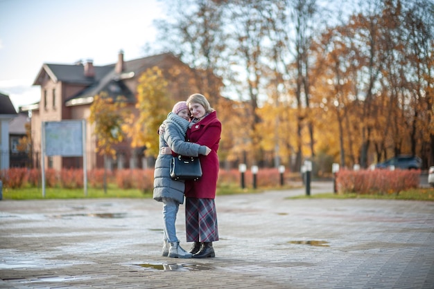 Mamma e figlia nella città d'autunno