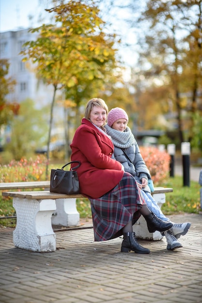 Mamma e figlia nella città d'autunno