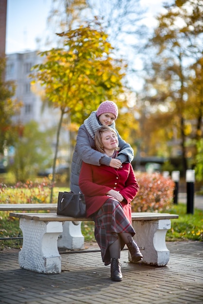 Mamma e figlia nella città d'autunno