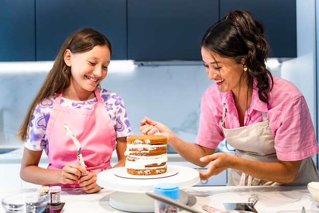 Mamma e figlia si divertono a cuocere insieme i dolci