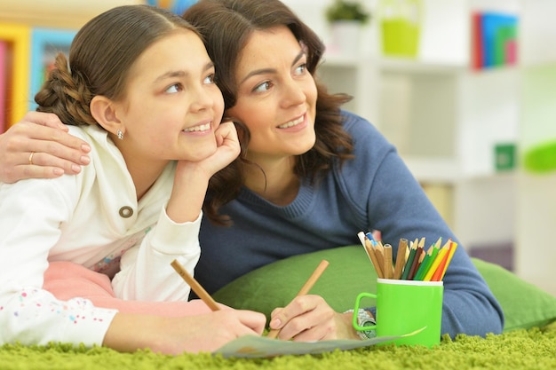 Mamma e figlia si divertono a disegnare