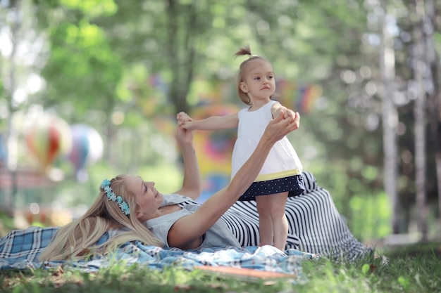 Mamma e figlia si divertono e giocano nel parco estivo