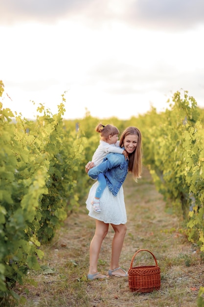 mamma e figlia si divertono in vigna