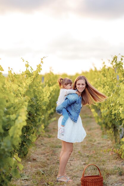 mamma e figlia si divertono in vigna