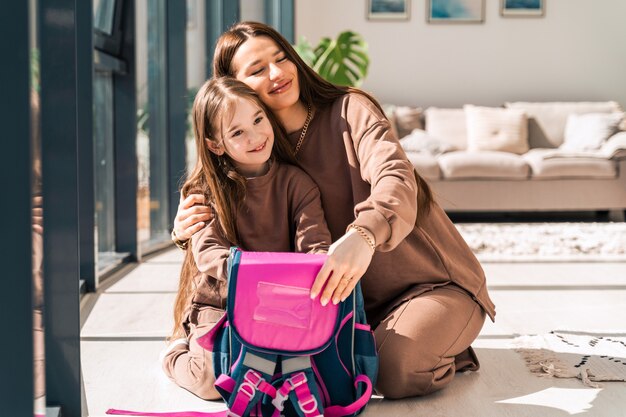 Mamma e figlia stanno preparando lo zainetto