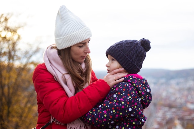 Mamma e figlia tristi sullo sfondo del parco autunnale