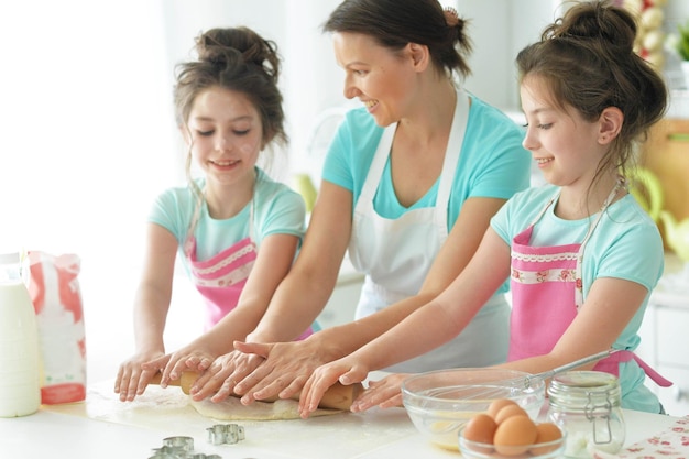 Mamma e figlie cucinano