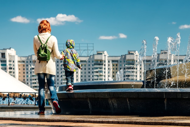 mamma e figlio camminano per strada