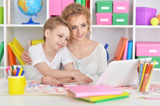 Mamma e figlio che fanno lezioni