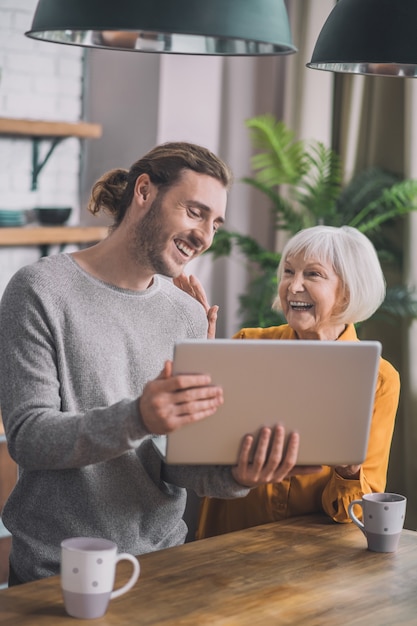 Mamma e figlio che guardano sul computer portatile