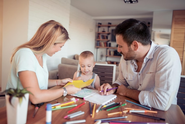 Mamma e figlio disegnano in salotto