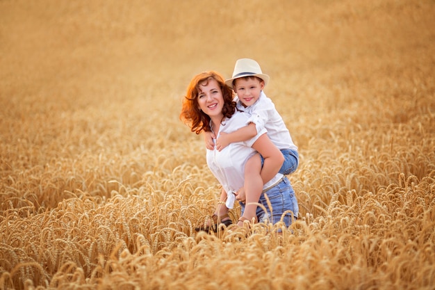 mamma e figlio in un campo di grano