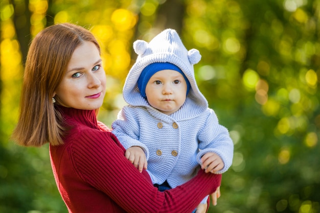 Mamma e figlio in una passeggiata nel parco