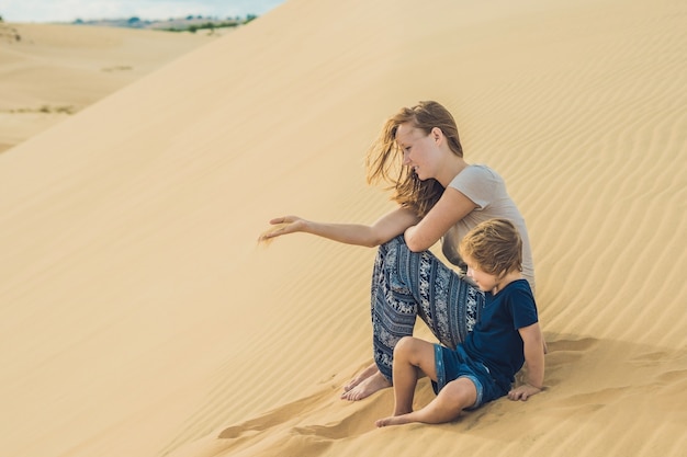 Mamma e figlio nel deserto