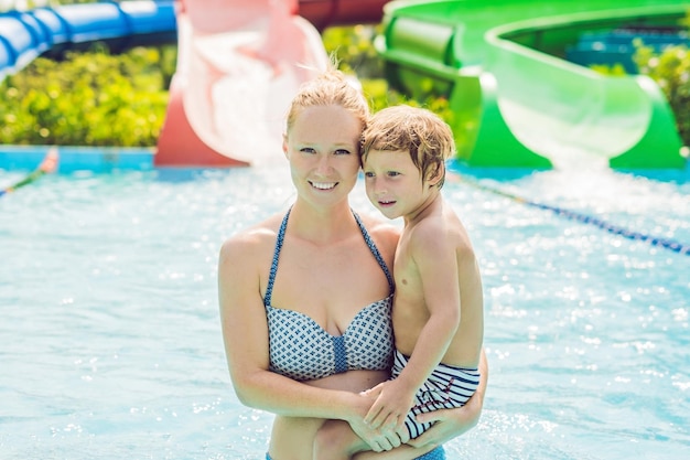 Mamma e figlio si divertono al parco acquatico.