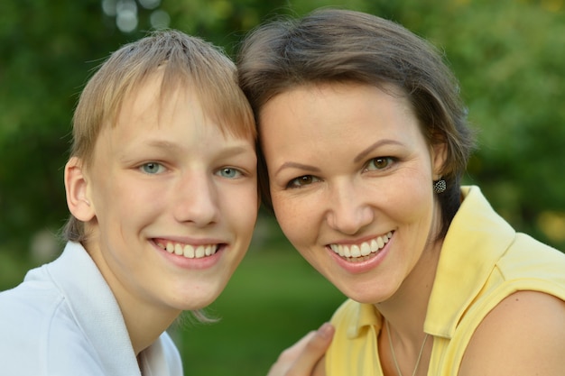 Mamma e figlio si guardano