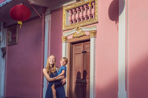Mamma e figlio sono turisti per strada in stile portoghese Romani a Phuket Town. Chiamato anche Chinatown o la città vecchia. Viaggiare con il concetto di bambini