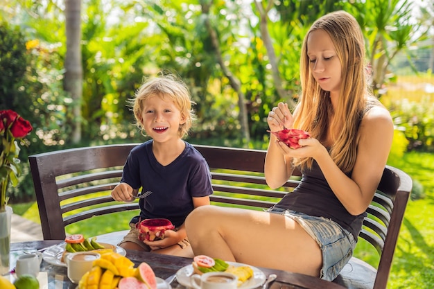 Mamma e figlio stanno facendo colazione sulla terrazza.