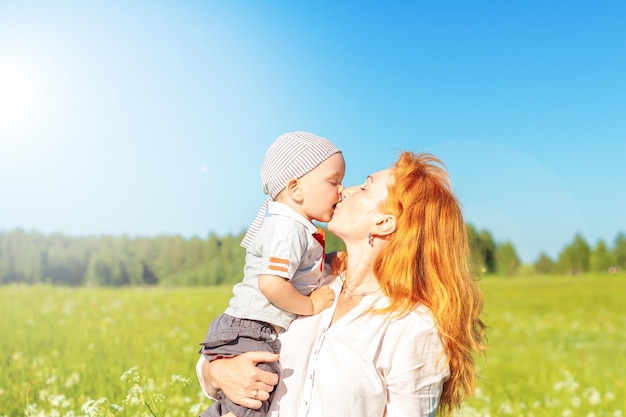 Mamma e figlio stanno giocando nel campo