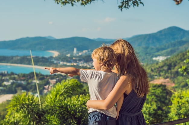 Mamma e figlio su Karon View Point in una giornata di sole. Phuket