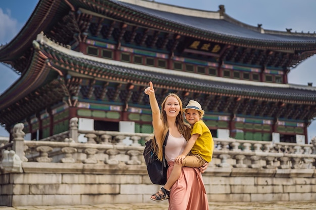 Mamma e figlio turisti in Corea Parco del palazzo Gyeongbokgung a Seoul Corea del Sud Viaggio in Corea concept Viaggiare con i bambini concept