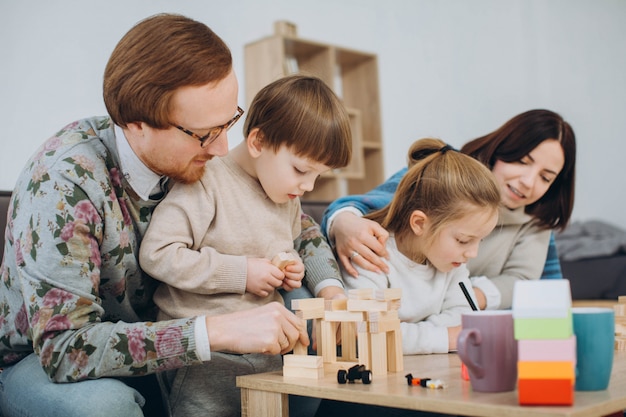 Mamma e papà giocano a giochi educativi con i bambini