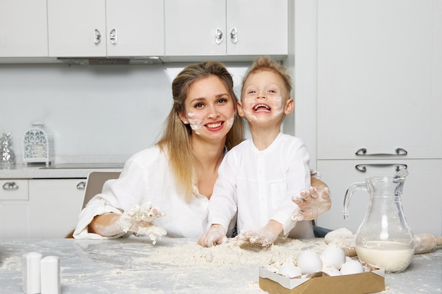 Mamma e ragazzo in cucina si sono spalmati la faccia di farina