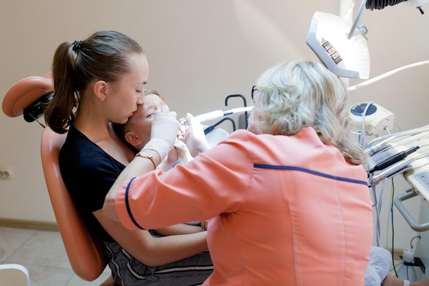 Mamma e suo figlio piccolo in visita dal dentista