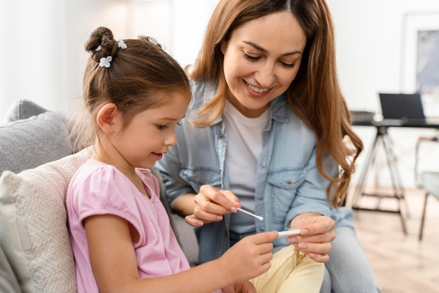 Mamma fa un test covid a casa a sua figlia