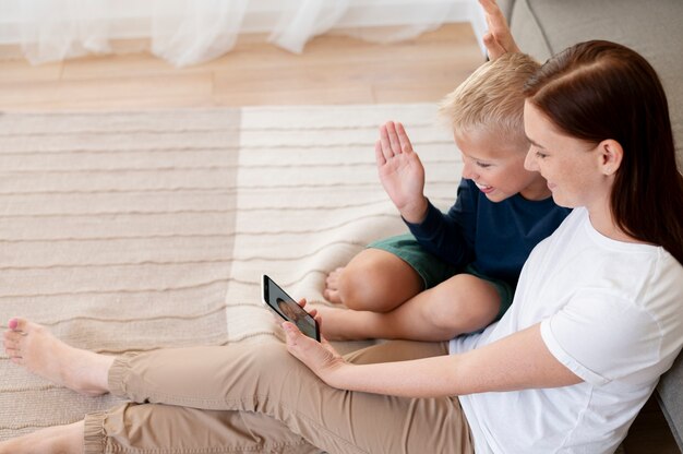 Mamma fa una videochiamata di famiglia con suo figlio