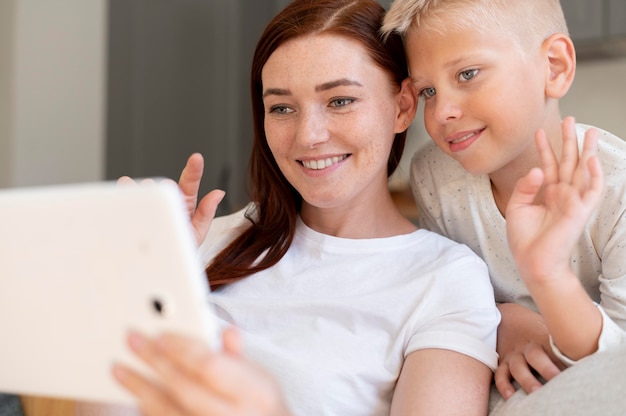 Mamma fa una videochiamata di famiglia con suo figlio