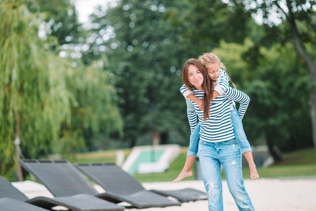 Mamma felice e bambina adorabile che godono delle vacanze estive