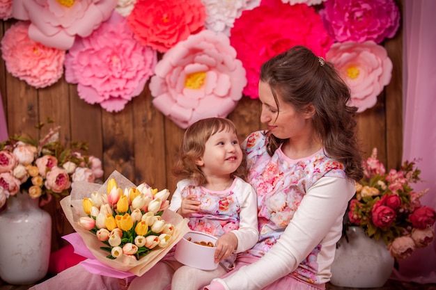 mamma felice e il suo bouquet di fiori per bambini