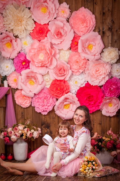 mamma felice e il suo bouquet di fiori per bambini