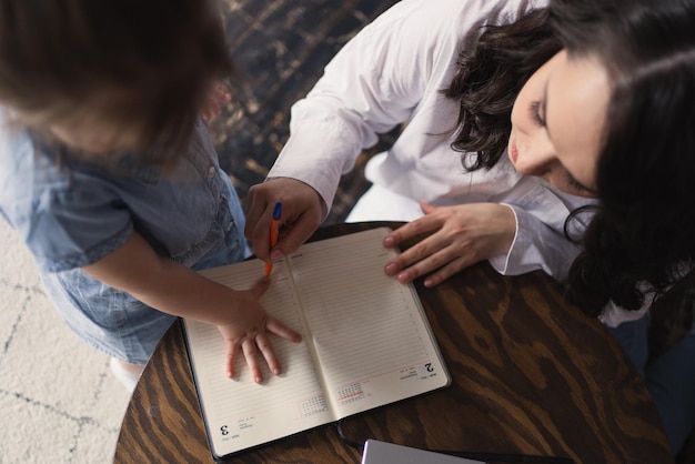 Mamma freelance che lavora e gioca con la bambina