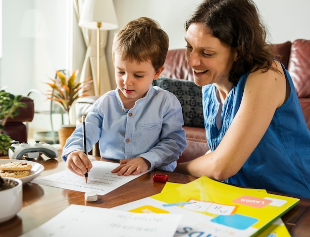 Mamma insegna a suo figlio a fare i compiti