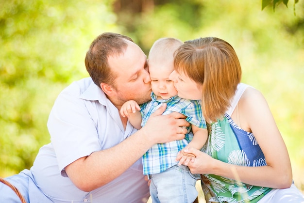 Mamma, papà e figlio fanno un picnic