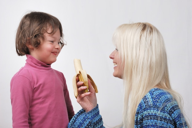 Mamma regala una banana a sua figlia