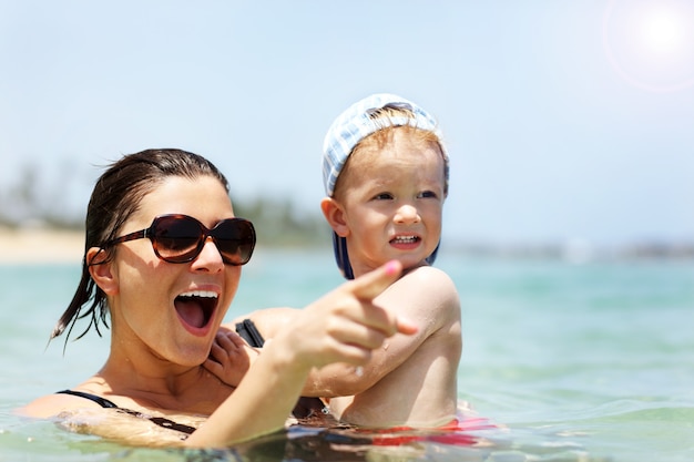 mamma si diverte in spiaggia con il figlioletto