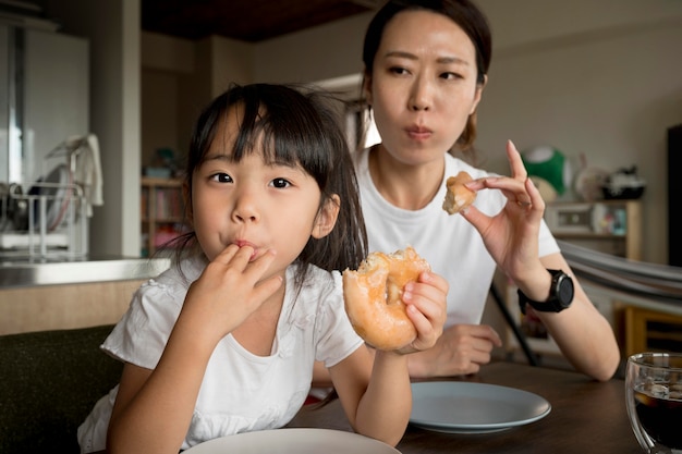 Mamma single che trascorre del tempo con suo figlio