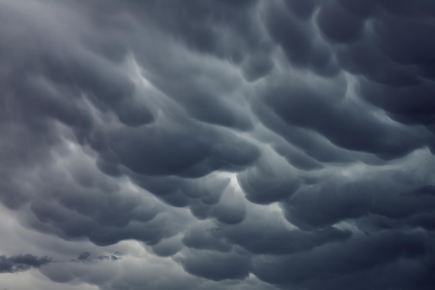 Mammatus nuvole sullo sfondo del cielo