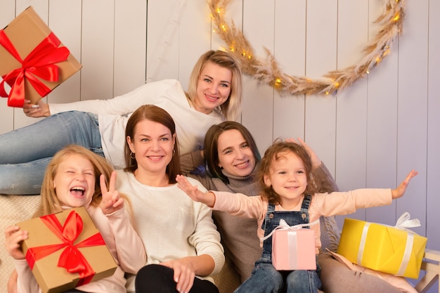 Mamme e bambini festeggiano il Natale insieme